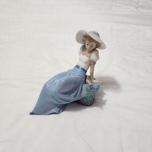 Nao by Lladro Figurine Listening To The Birds Song (Girl and Bird) Retired Vtg